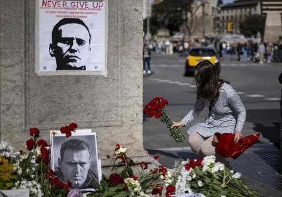 Memorial improvisado por ciudadanos rusos por la muerte de Alexéi Navalni levantado en Barcelona.