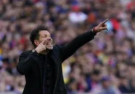 Diego Pablo Simeone, entrenador del Atlético de Madrid, alecciona a sus jugadores.
