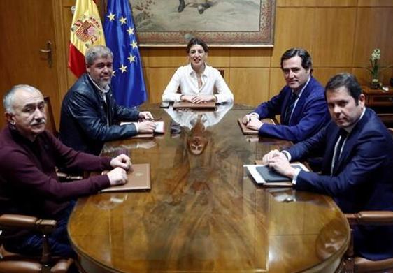 Yolanda Díaz, en una reunión con los líderes de la patronal y los sindicatos.