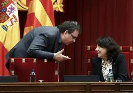 La presidenta del Parlament de Cataluña, Anna Erra, conversa con el secretario general de la cámara catalana