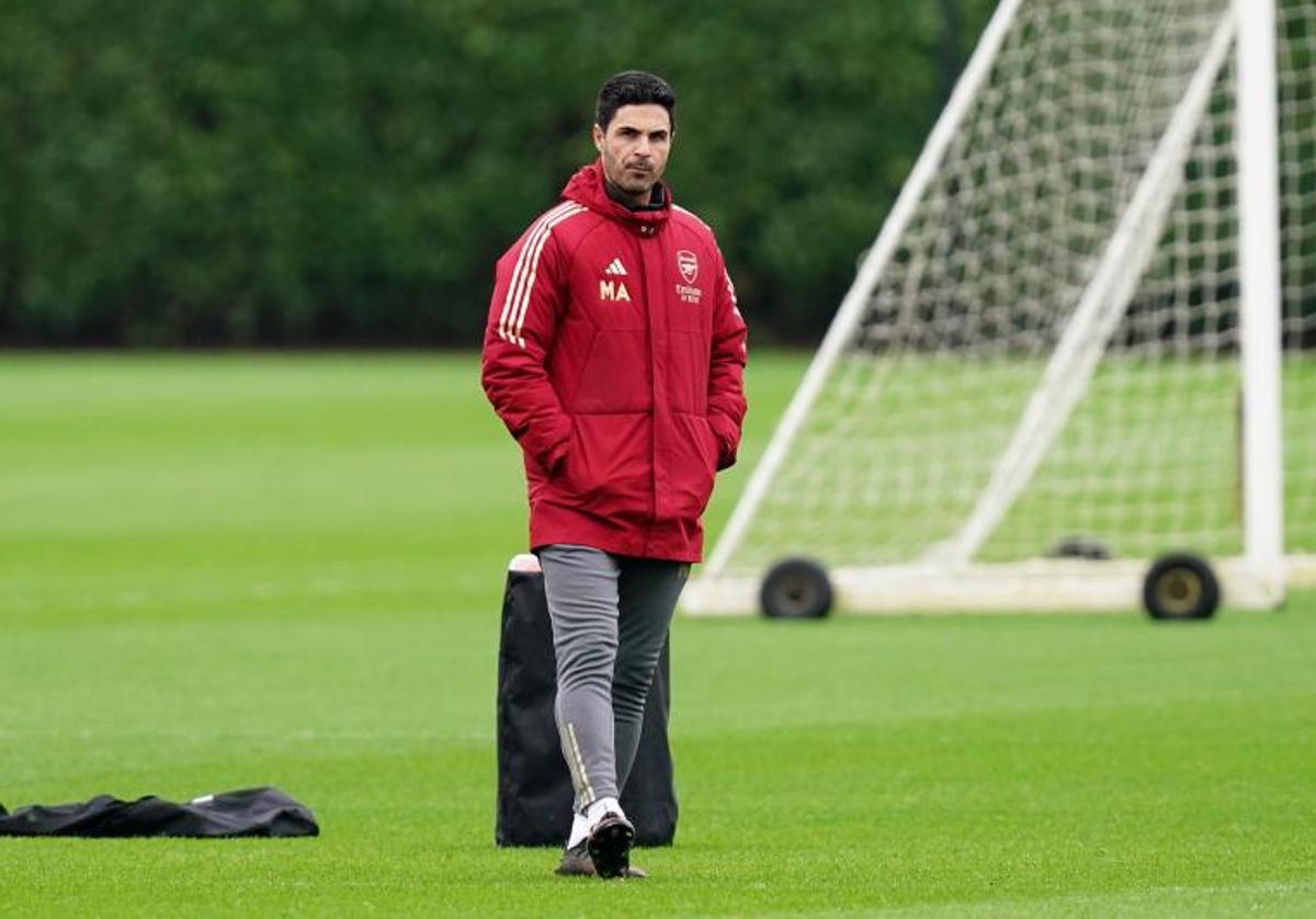 Mikel Arteta, pensativo durante un entrenamiento del Arsenal.