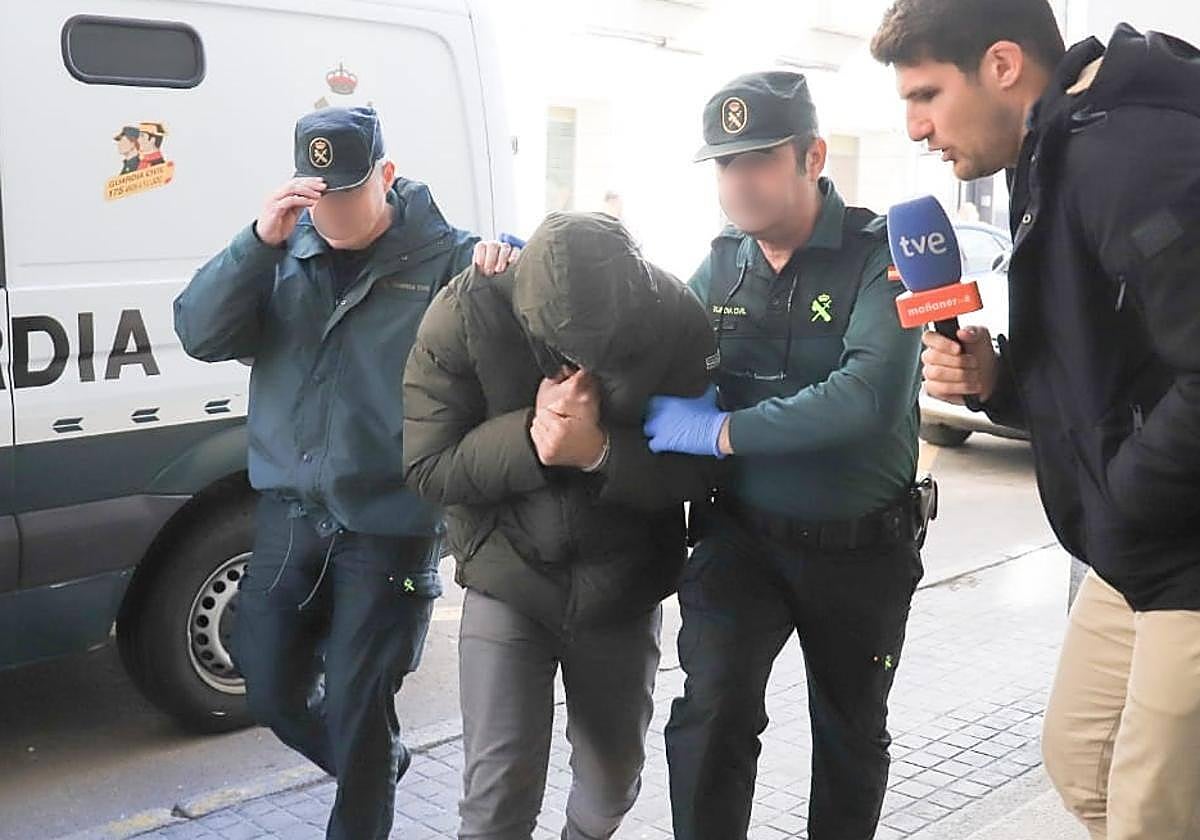 El detenido entra en los juzgados de Don Benito.