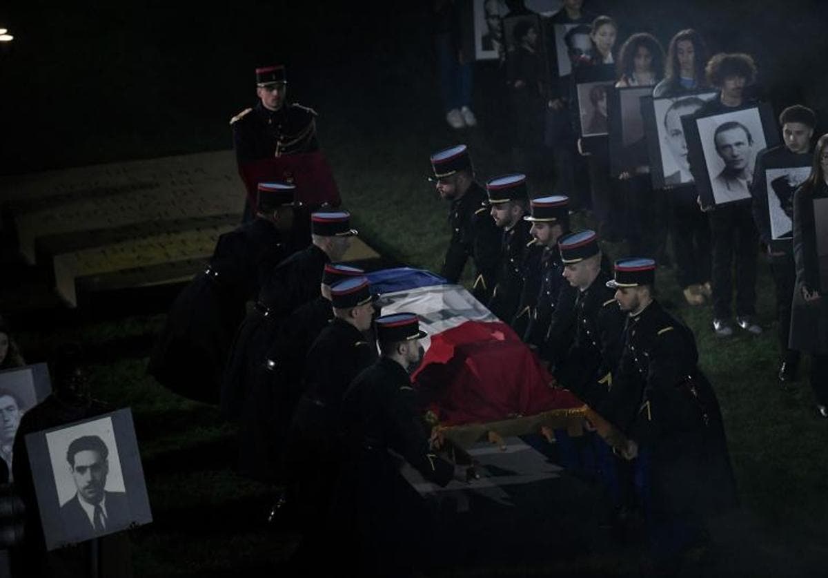 Miembros del ejército francés portan el ataúd de Manouchian para su traslado al Panteón.