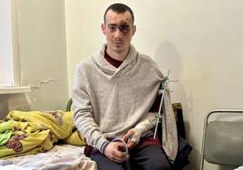 Vladislav, con las marcas de sus heridas, en el hospital ucraniano donde se recupera.