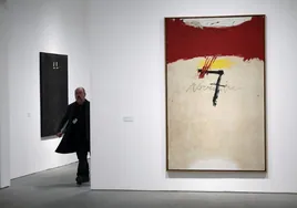 Vista de la obra '7 de noviembre' de la exposición sobre 'Antoni Tàpies.
