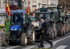 Agricultores y ganaderos riojanos se manifiestan en Logroño con sus tractores. .