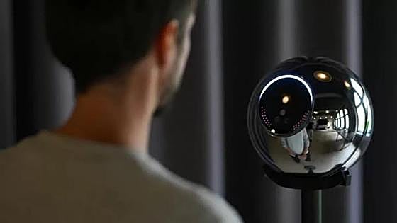 Los jóvenes españoles «venden» su iris por criptomonedas: la peligrosa acción en los centros comerciales
