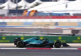 Fernando Alonso, durante la primera jornada de entrenamientos en el circuito de Baréin.