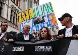 La mujer de Julian Assange, Stella, en una de las protestas.