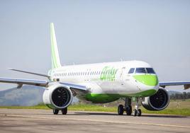 Un avión de Binter en la pista de despegue.