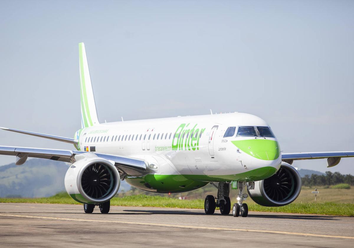 Un avión de Binter en la pista de despegue.