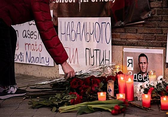 Homenajes improvisados al opositor ruso fallecido Alexéi Navalni.
