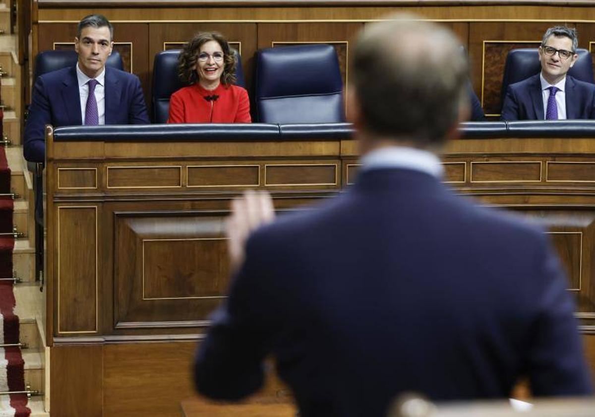 Alberto Núñez Feijóo interpela a Pedro Sánchez en la sesión de control al Gobierno de este miércoles.