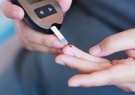 Un paciente con diabetes se realiza un control del nivel de glucosa.