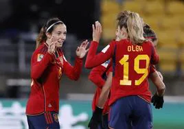 Aitana Bonmati celebra junto a Olga Carmona un gol con la selección española