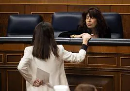 La secretaria general de Podemos, Ione Belarra y la ministra de Igualdad, Ana Redondo durante el debate a la totalidad de Vox a la ley de Paridad,
