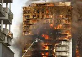 Imagen del incendio que está devorando un edificio en el barrio Campanar de Valencia.