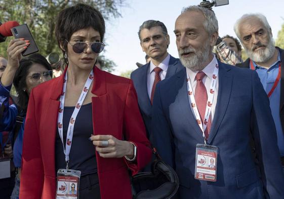 María Hervas, como Lourdes, en 'Políticamente incorrectos', junto a Gonzalo de Castro.