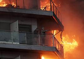 Los dos vecinos atrapados en el edificio incendiado en Valencia