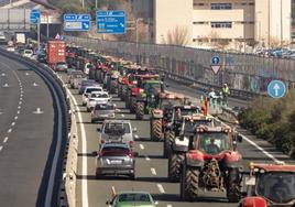 Varios cientos de tractores de los agricultores se dirigen a la ciudad de Murcia desde el puerto de la Cadena, autovía A-30.