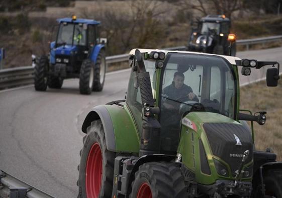 Tractorada en la N232 desde la localidad castellonense de Morella.