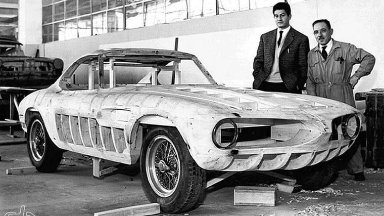 Giugiaro en 1962, en los talleres de Bertone ante un Ferrari 250 GT SWB