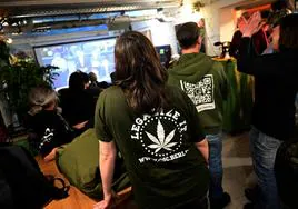 Un grupo de personas favorable a la legalización del cannabis sigue el debate parlamentario en un local de Berlín.