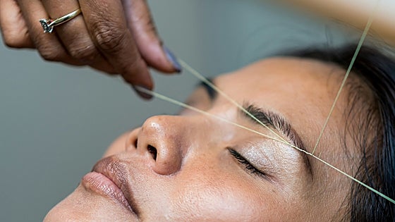 Estos son los 5 productos de maquillaje que necesitas para tener unas cejas perfectas