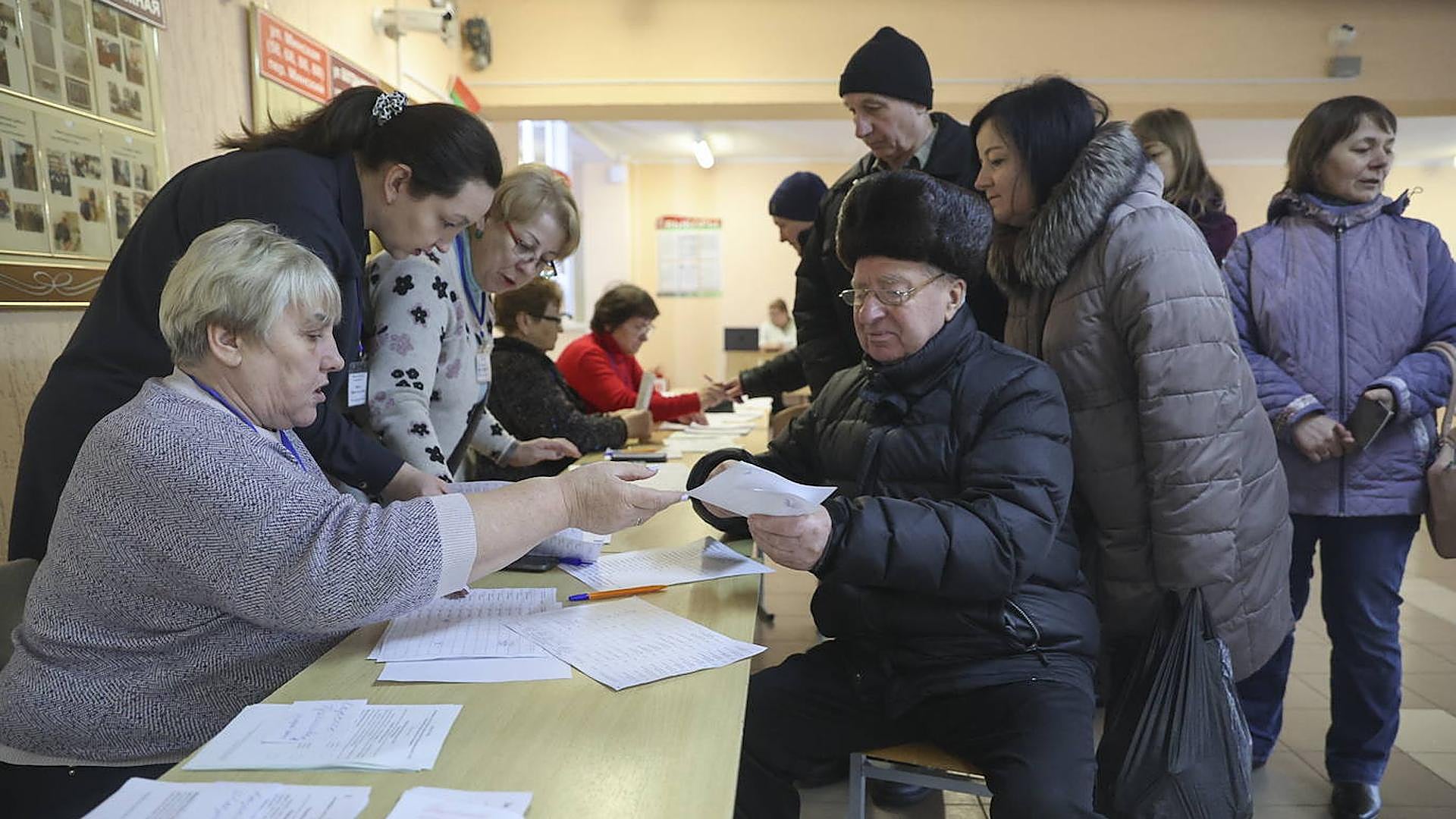 Bielorrusia acude a votar sin rastro de la oposición, que llama a
