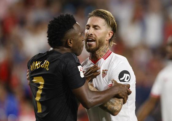 Sergio Ramos y Vinicius, durante el partido de la primera vuelta de la Liga entre el Sevilla y el Real Madrid en el Pizjuán.