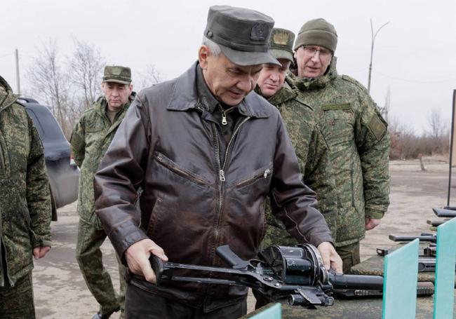 El ministro ruso de Defensa un equipo militar ucraniano durante su visita de este sábado a las tropas rusas.