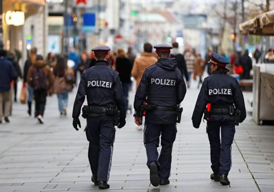 Agentes de policía austriacos patrullan por las calles de Viena.
