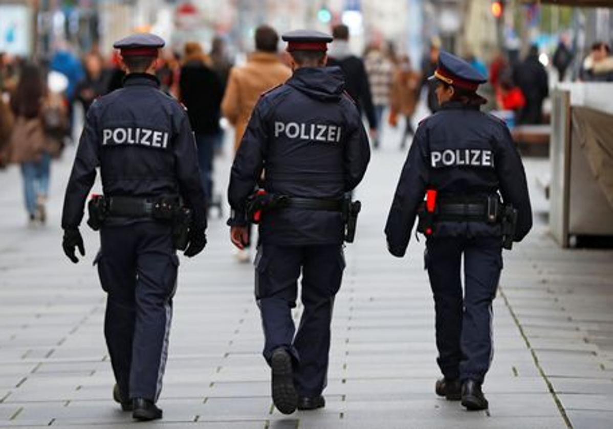 Agentes de policía austriacos patrullan por las calles de Viena.