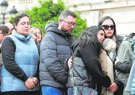 Asistentes al minuto de silencio convocado el sábado en la plaza del Ayuntamiento de Valencia.