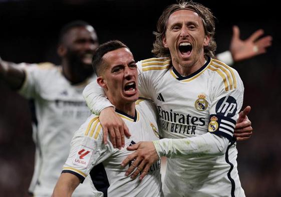 Modric celebra su gol ante el Sevilla con Lucas Vázquez.