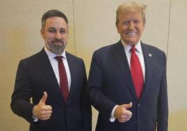 Santiago Abascal y Donald Trump, con la señal de la victoria tras la reunión.