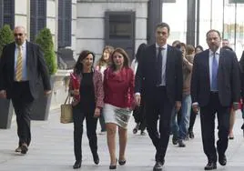 Koldo García, a la izquierda, en el patio del Congreso junto a Sánchez y la cúpula del PSOE durante la moción de censura que derribó a Mariano Rajoy el 1 de junio de 2018.