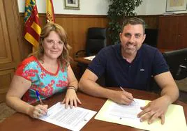 La alcaldesa de Llaurí, Ana González, junto con el alxcalde de Cullera Jordi Mayor.
