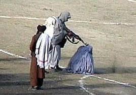 Momento de la ejecución de una mujer en un campo de fútbol afgano.
