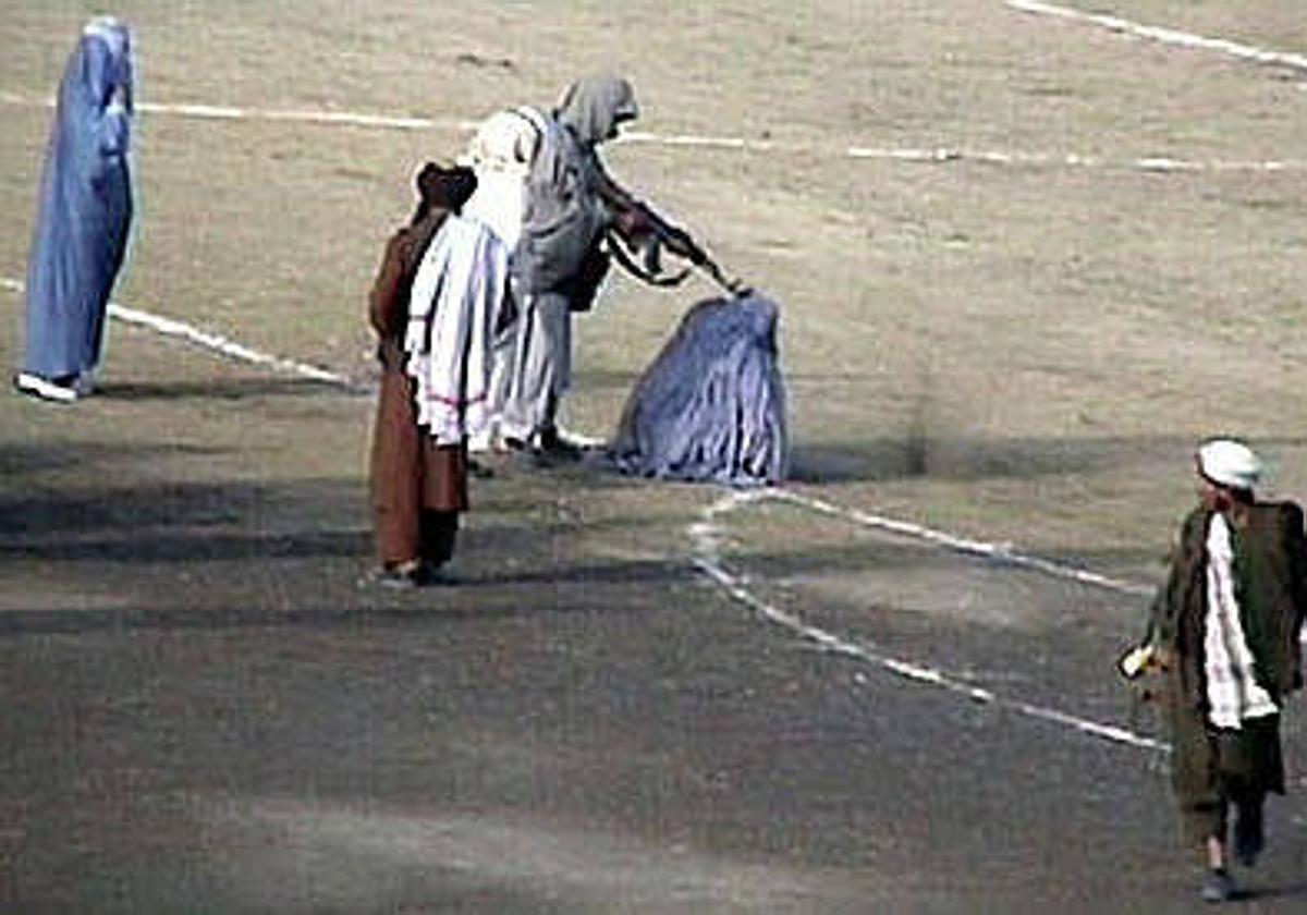 Momento de la ejecución de una mujer en un campo de fútbol afgano.