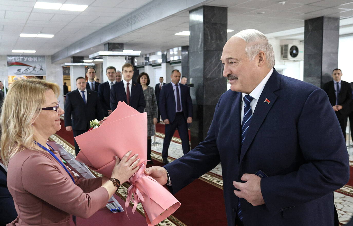 Lukashenko arrasa en unas parlamentarias de Bielorrusia celebradas sin oposición