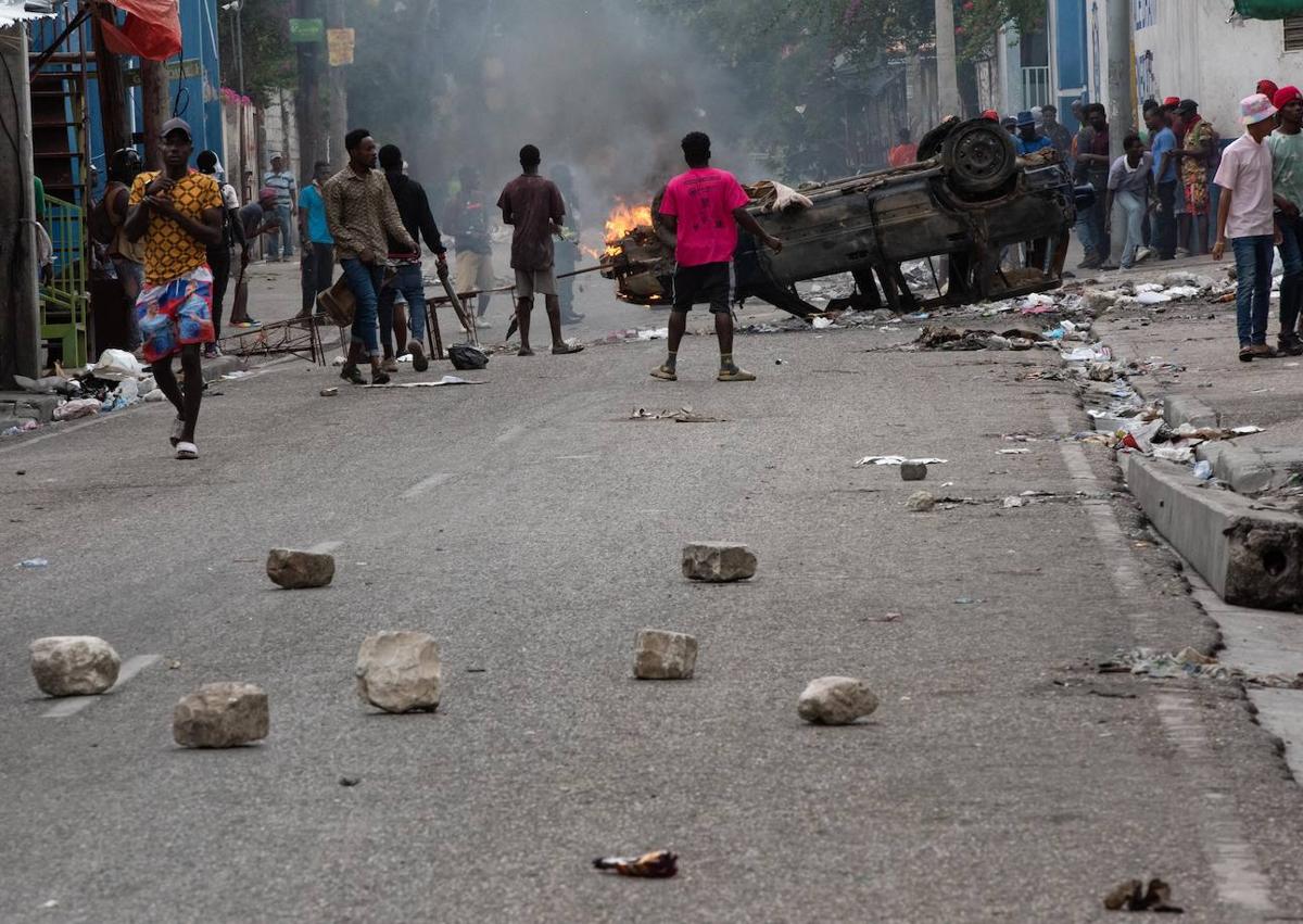 Imagen secundaria 1 - Las protestas para exigir la renuncia del mandatario interino se han radicalizado en todo Haití.