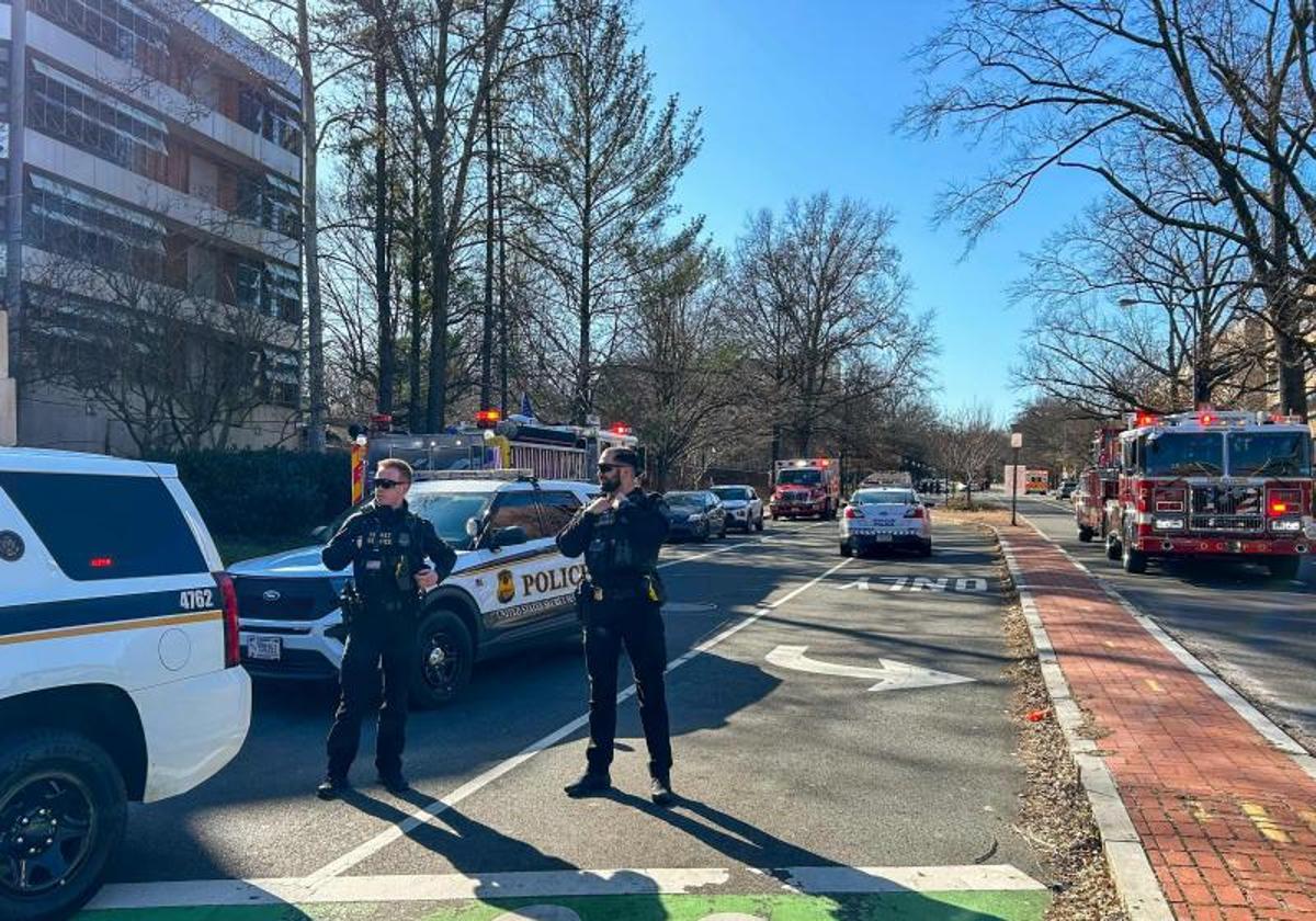 Agentes cortan el acceso a la embajada israelí en Washington tras quemarse a lo bonzo un soldado estadounidense.