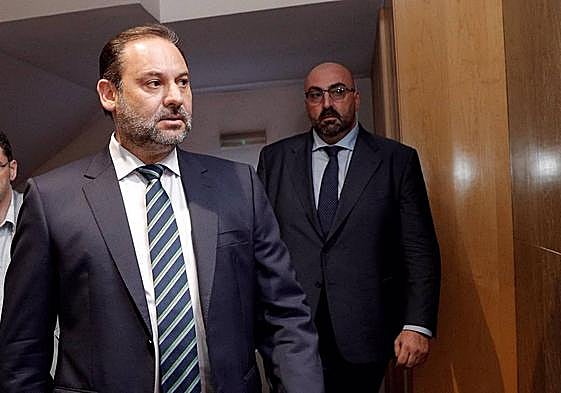 El exministro José Luis Ábalos, con Koldo García al fondo.