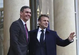 Emmanuel Macron da la bienvenida al presidente español, Pedro Sánchez, a la cumbre sobre Ucrania celebrada este lunes en París.