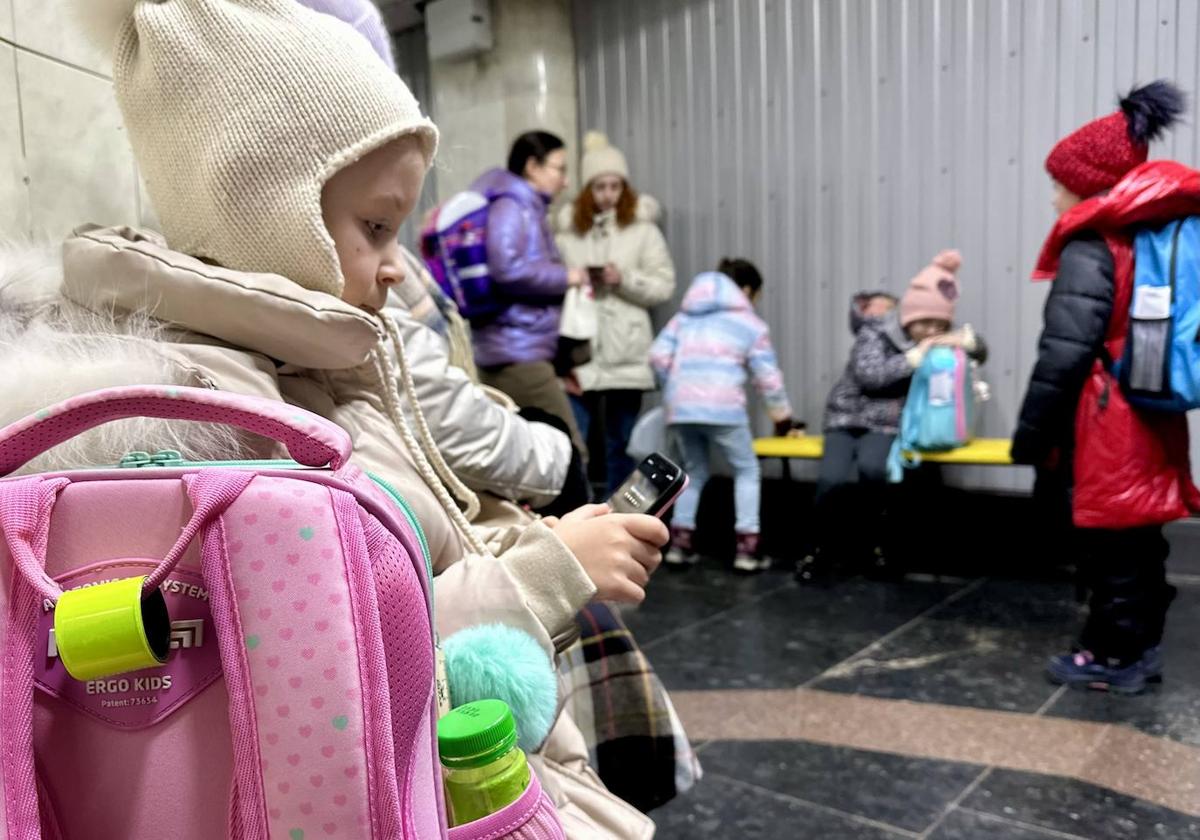 Alumnos de Primaria llegan a las instalaciones educativas instaladas en el subsuelo.