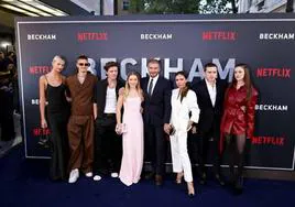 Mia Regan, Romeo Beckham y su familia asisten al estreno de Beckham en Londres