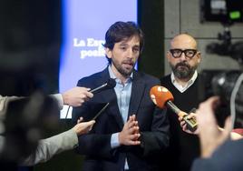 El secretario general y eurdiputado de Ciudadanos, Adrián Vázquez, atendiendo a los medios