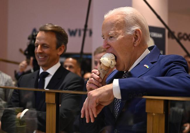 Joe Biden come un helado mientras anuncia la posibilidad de una tregua en Gaza.