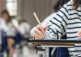 Una estudiante, durante un examen.